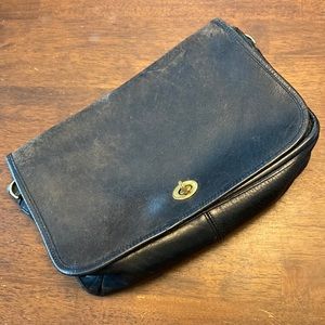 Brown/Black Coach City Bag
Serial Number 068-8223